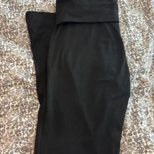 Svarta yogapants  - Svarta yogapants med bred, hög midja och stretchigt material. Dem är från shein, storlek M men det är mer som en S. Jag har använt fåtal gånger.