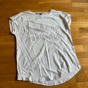 Vit t-shirt med tryck från Lindex - Vit sov t-shirt från Lindex med korta ärmar och rund hals. 