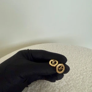 Örhängen  - @luxaryvault på Instagram 