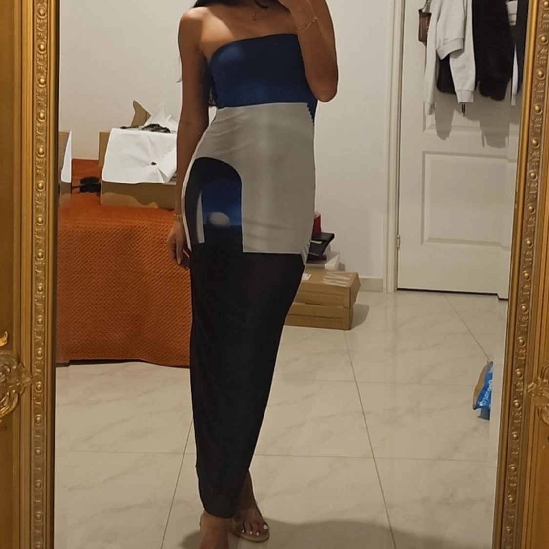 Blå och svart långklänning med mönster - 1