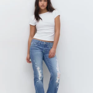 Blå ripped jeans från Gina Tricot, iconoc twisted! - Säljer ett par blå jeans från Gina Tricot med slitna detaljer och hål på benen. Andvänds cirka 3 gånger och är inga fel alls på skicket! Storlek xs, från ginas nya avdelning 14+, säljer för 399kr, nypris ca 450kr, priset kan diskuteras💓 