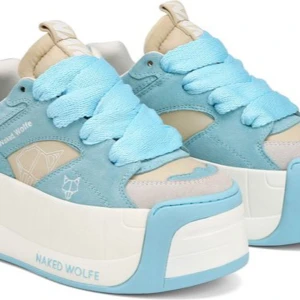 SÖKER Naked Wolfe Slider Blå - SÖKER naked Wolfe slider i blå storlek 38.5 / 39 / 39.5 söker också i snart. Supercoola sneakers från Naked Wolfe i ljusblå mocka och beige textil med breda blå skosnören. Skorna har en rejäl vit och blå platåsula med logga på sidan och detaljer i vitt. Perfekta för dig som gillar statement-skor och vill sticka ut.