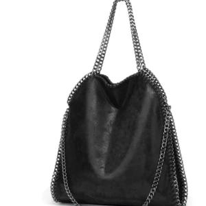 Svart axelväska med kedjedetaljer - Snygg väska, andvänd några gånger. Kom privat för egna och fler bilder 💕