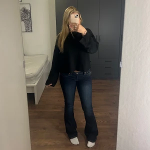 Mörkblå bootcut true Religion jeans - Säljer mina mörkblåa True Religion jeans. De är bootcut och nästan aldrig använda!💗💗Köpte dom nyligen och säljer ändast för jag inte kände att de va min stil.💗De är i storlek 27. Hör av er vid frågor eller fler bilder💗