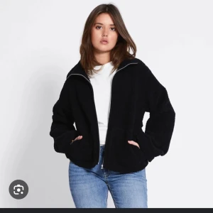 Svart teddy jacka - Svart teddy jacka ifrån Lager 157. Storlek M. Aldrig använd endast testad!!
