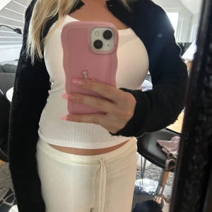 Svart bolero - Säljer en svart stickad bolerotopp med knapp framtill och långa ärmar🫶🏼