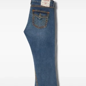True Religion jeans - Snygga blå jeans från True Religion med bootcut passform och ikoniska bakfickor med lock och kontrastsömmar🩷 Jeansen har låg midja och klassisk femficksdesign😍Köpta på jeansbolaget för 2199kr💓💓