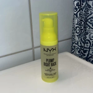 NYX Plump Right Back Primer - NYX Plump Right Back Primer är en ansiktsprimer med plumpande effekt och elektrolyter. Kommer i en genomskinlig plastflaska med neongult lock och pump. Perfekt för att skapa en jämn bas innan sminket.