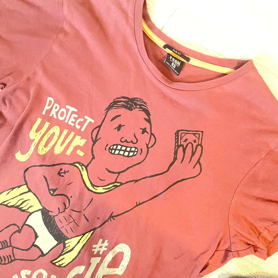 Röd graphic tee från FSBN  - 2