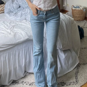 Utsvängda jeans - Fina utsvängda jeans från ginatricot 🩵