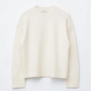 Vit stickad tröja från & Other Stories - Säljer en stilren vit stickad tröja från & Other Stories. Tröjan har rund hals och långa ärmar. Perfekt för dig som gillar enkel och clean look med mjukt material.💗