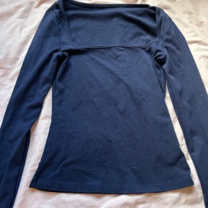 Mörkblå långärmad  - en snygg mörkblå tröja som är köpt på shein för ett tag sen, helt nytt skick då den aldrig är använd! Kontakta gärna innan köp!
