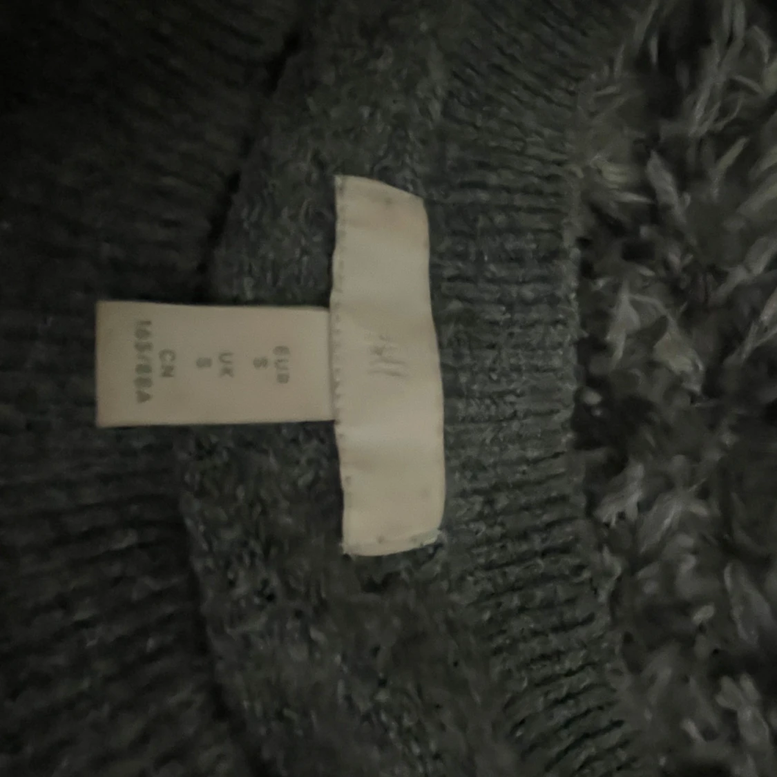 Mörkgrå stickad tröja från H&M - 2