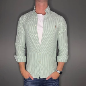 Ralph lauren skjorta - Hej säljer nu min fina Ralph lauren skjorta i storlek S. Den är i nyskick och kommer vara otroligt snygg på sommaren. Nypris cirka 1600kr! Vi kommer att sälja liknande produkter nu i sommar så glöm inte följa profilen!🌊🍾