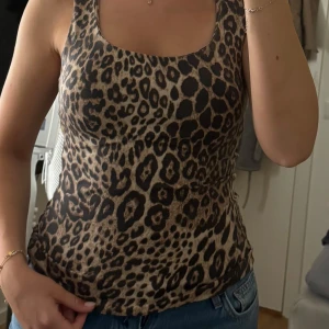 Leopard linne Zara - Säljer eftersom den sällan blir använd, lappen är borta men jag minns att storleken är S