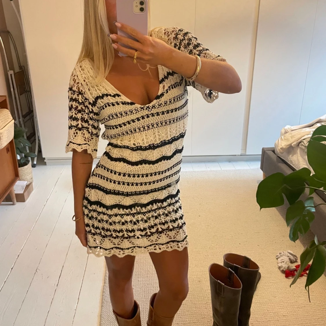 Vit och svart stickad kortklänning