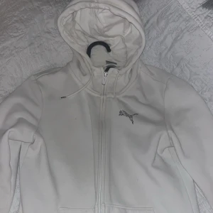 Vit hoodie från Puma med dragkedja - Säljer en Hoodie med dragkedja då den inte kommer till användning💗😇