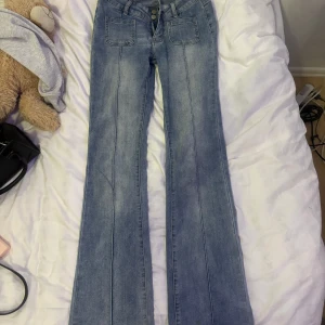 Low Waits jeans med knappfickor - Från madlady, byxorna har slitning där nere och skulle kunna behövas en tvätt pga fläckarna då jag inte vet om de är permanent eller inte men då jag bara vill bli av med byxorna vill jag ej lägga tid på de! Priset därav billigt så man är redan förvarnad av mig att det finns fläckar och slitning. I helheten är byxorna fina!💗dom är i x-tall