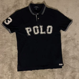 Polo Ralph lauren pike - Asfet polo piké med coolt tryck. Skulle säga att den är storlek xs/s och den är i bra skick förutom att själva trycket  är rätt slitet. Skriv gärna om du undrar något och priset kan diskuteras