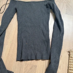  offshoulder tröja H&M - Ribbad mörkgrå offshoulder tröja från H&M i storlek XS. Änvänd endast en gång!❤️