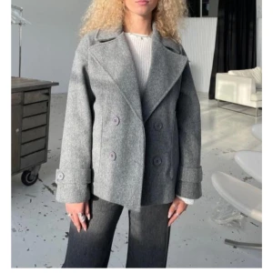 Grå designbysi kappa  - Säljer en stilren grå designbysi kappa som inte kommer till användning, nyskick och inga defekter.🥰nypris 760kr, pris kan diskuteras 