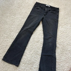 Low waist bootcut jeans - Snygga svarta bootcut jeans från Junkyard med låg midja. Bra skick då de är nästan oanvända. Storlek S. 
