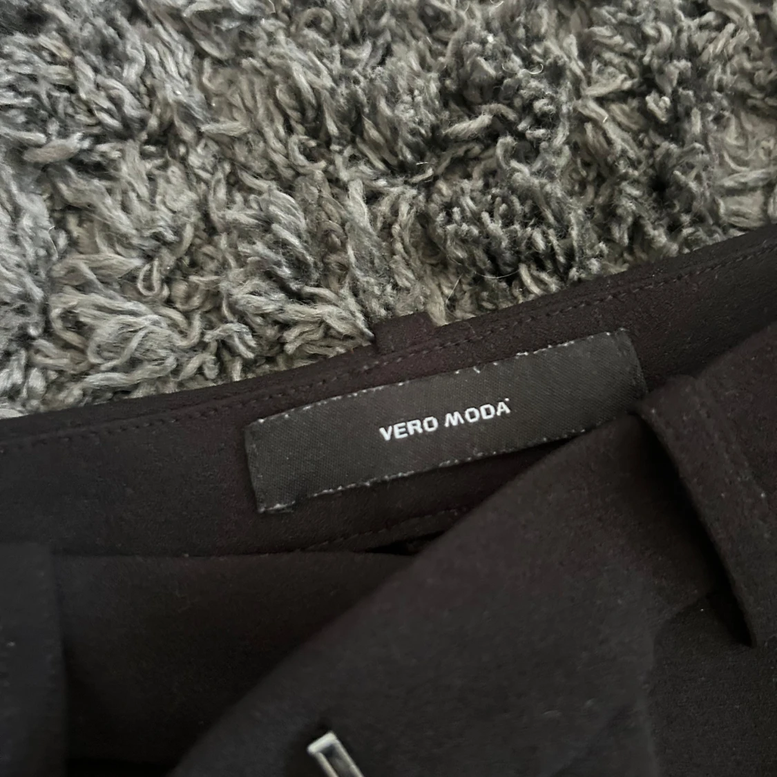 Svarta kostymbyxor från Vero Moda - 1