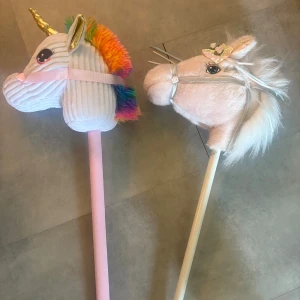 Käpphästar😁 - Säljer två käpphästar, en enhörning med regnbågsman och en ljusrosa häst med glittrig krona som har inbyggt hästgnägg ljud men det går att stänga av om man skulle vilja . säljer båda för 120 men kan köpas separat för 60, bara att höra av sig vid frågor😁👍