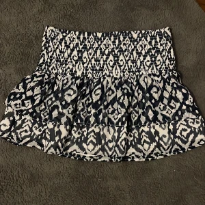 Vit och marinblå kortkjol Gina Tricot - Supersöt kjol från Gina Tricot I storlek 170 med volang och smock i midjan. Kjolen köptes i år men har aldrig används, alltså helt ny. Pris kan diskuteras 💕