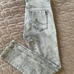 Grå baggy jeans från LTB, W26 - Säljer ett par grå tvättade jeans från LTB i modellen Marle X. De har baggy passform, klassiska bakfickor med broderad detalj och bälteshällor. Jeansen är tillverkade i denim och har en avslappnad vibe som passar perfekt till sneakers.