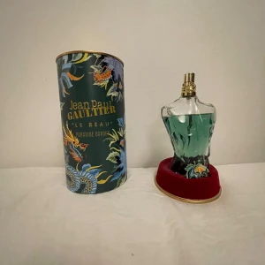 Jean Paul Gaultier Le Beau Paradise Garden - Säljer en Jean Paul Gaultier Le Beau Paradise Garden parfym. Flaskan har en unik design i form av en manlig torso med grön vätska och detaljer i guld. Förpackningen är dekorerad med tropiska mönster och drakar. Innehåller 125 ml, men skulle säga att ca 110 ml kvar om inte mer. Perfekt till sommarn, priset ej hugget i sten. Tveka inte om du har frågor