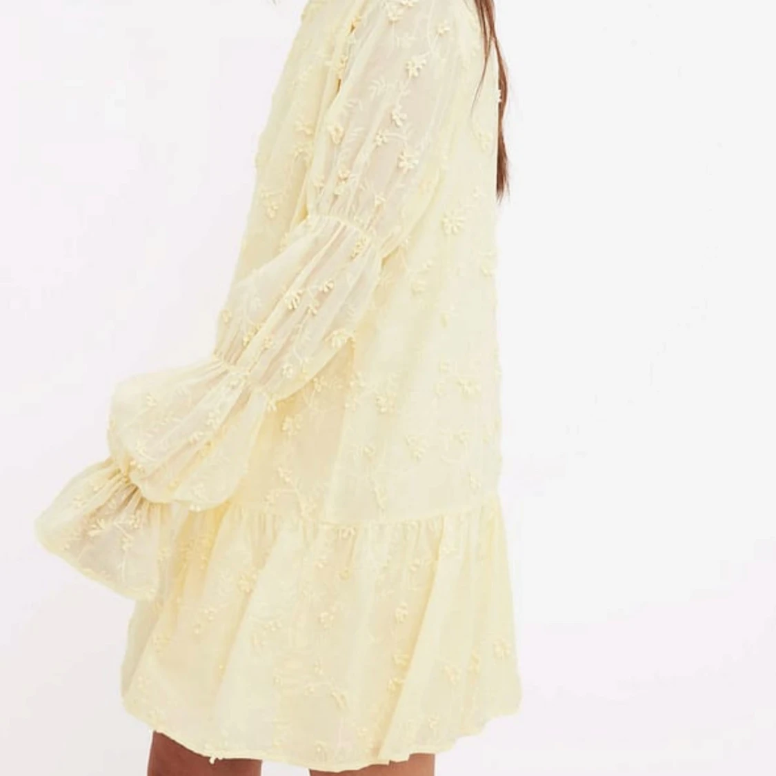 Ljusgul kort klänning med volang