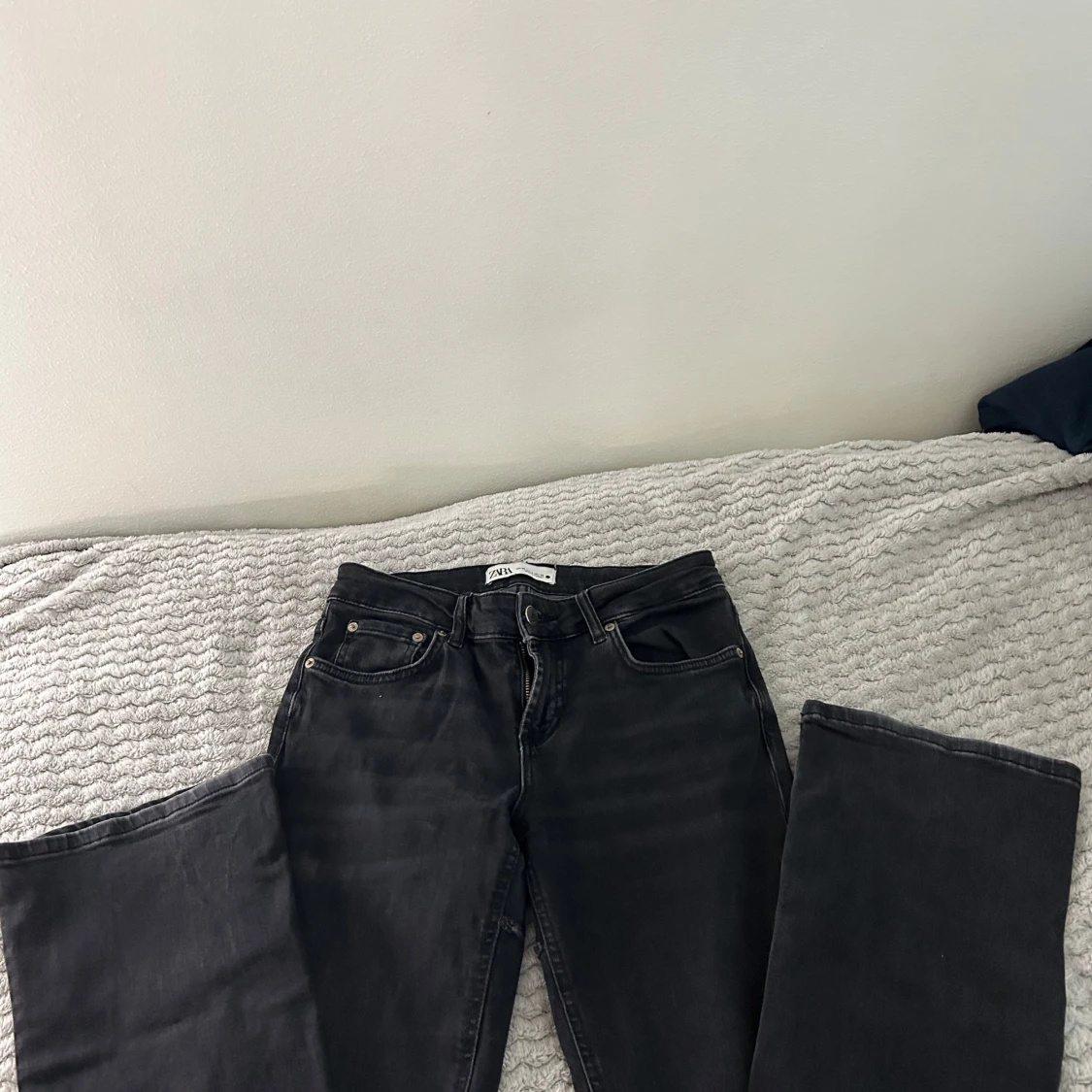 Svarta boutcut jeans  - 2