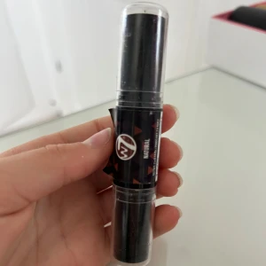 W7 Natural Contour & Highlight Stick - Contour och highlighter stick från W7 i färgen natural. Mycket av bronzen är kvar men highlightern gick av. Det finns dock lite kvar.
