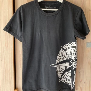 T-shirt Heroine Clothing - Använd några gånger, perfekt skick. Möjlighet till upphämtning i Sthlm. 