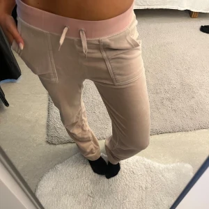 Rosa byxor från Juicy Coutore - Supermysiga rosa mjukisbyxor från Juicy Couture som är köpta på Raglady💗💗Nypriset var runt 1000kr, men eftersom att guld detaljerna på snörningen gått av&lite uppsydda (passar perfekt om man är runt 1,60) säljer jag dem för 400. 