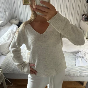 Ljusgrå stickad v-ringad tröja JDY - Supermjuk och mysig ljusgrå stickad tröja🔥