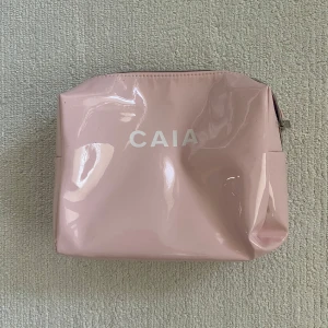 rosa caia necessär  - fin rosa necessär från caia, mindre tecken på användning som syns på bilderna💖