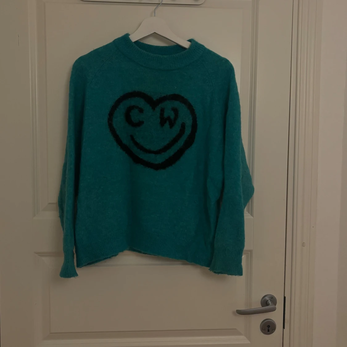 Turkos stickad tröja med hjärta - 1