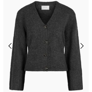 Kofta från Neo Noir - Mysig mörkgrå kofta från Neo Noir med v-ringning. Köpt för 900kr. Aldrig använd. Pris kan diskuteras vid snabb affär. Hör gärna av dig med frågor❤️
