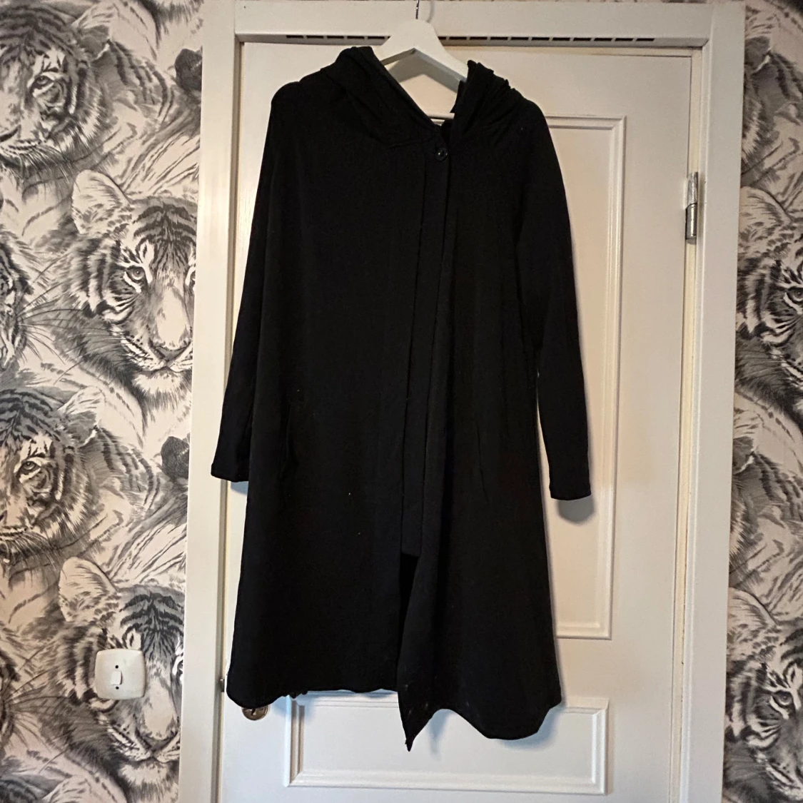 Svart lång Cape/tröja/cardigan med stor huva och tryck - 1