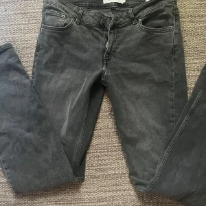 Grå jeans från Junkyard, storlek M - Säljer ett par Gråa jeans från Junkyard då de inte kommer till nån användning!!