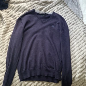 Tiger of Sweden Kashmir tröja - Tja säljer denna skit feta tiger of Sweden tröja I Kashmir, storlek S men har krymt i tvätten och passar dig som är mellan 158-163 perfekt. Det är super fint material och skick dock några få hål i tröjan som var för när jag köpte plagget  av förra säljaren, det är ett hål på ryggen och två små på höger arm, alla syns skälvklart inte så mycket men är ändå där. Syns på bilderna 3 och 4. För mer information kom privat så svarar jag så snabbt som möjligt.