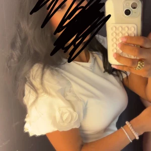 Vit body med puffärmar från new Yorker  - Supersöt vit body med korta puffärmar fårn New Yorker använd en gång skriv om ni är intresserade!💕