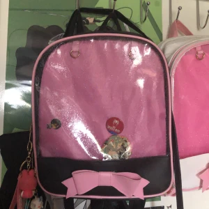 svart och rosa itabag ryggsäck - Köptes på ncs24 || kommer såklart inte med motiven inne i den just nu || bra med utrymme (har kunnat använda som skol väska || kontakta innan du köper || kontakta för mer bilder