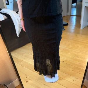 Lång svart kjol - Lång kjol i fint skick från Malvin i storlek 38