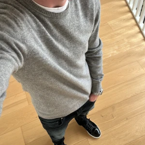 J. Lindeberg tröja  - Tjena säljer en Kaschmir tröja från J. Lindeberg tröjan är i strl M och är i ett mycket bra skick förutom att de har en liten reva i höger sida på ca 1-2 cm som du ser på bild 4 skadan märks inte alls av och syns knappt vågar jag säga men därav priset, vid intresse skriv gärna😁