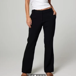 Svarta kostymbyxor Vera Petite 34 - Svarta kostymbyxor från bikbok i modellen Vera petite som blivit för korta för mig, storlek 34 och knappt använda 