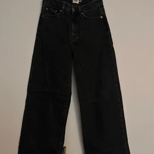 Svarta wide jeans med hög midja - Svarta jeans med hög midja och breda ben.