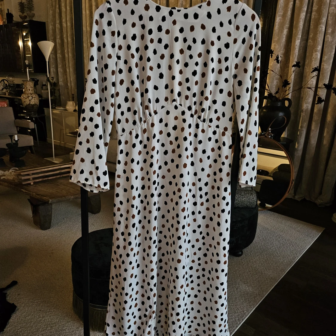 Prickig långklänning med öppen rygg